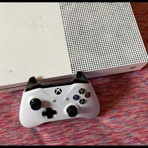 Fully functioning Xbox with everything in photos